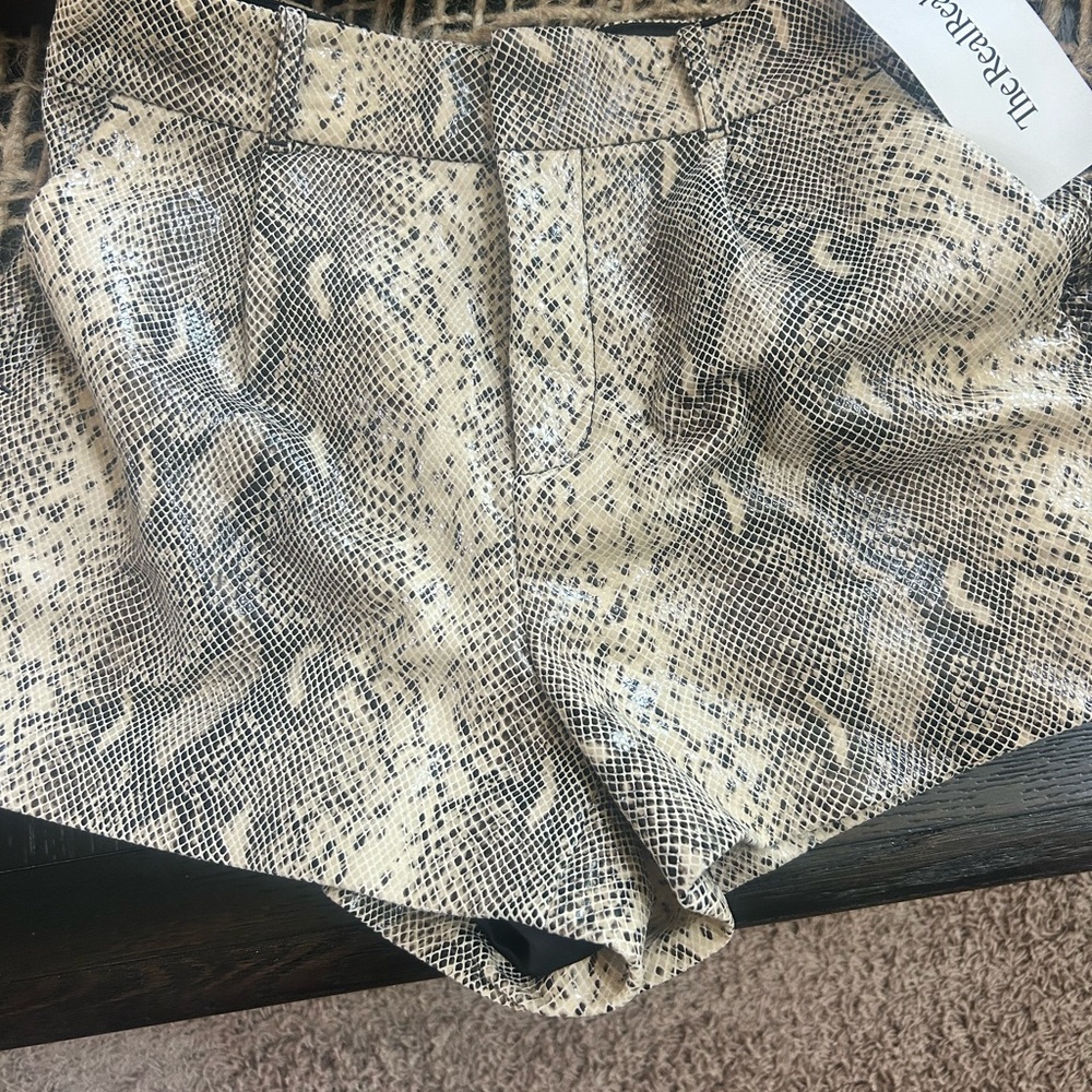 Alice + Olivia vegan Snakeskin Print Women Shorts with the real real tag - Picture 2 of 3